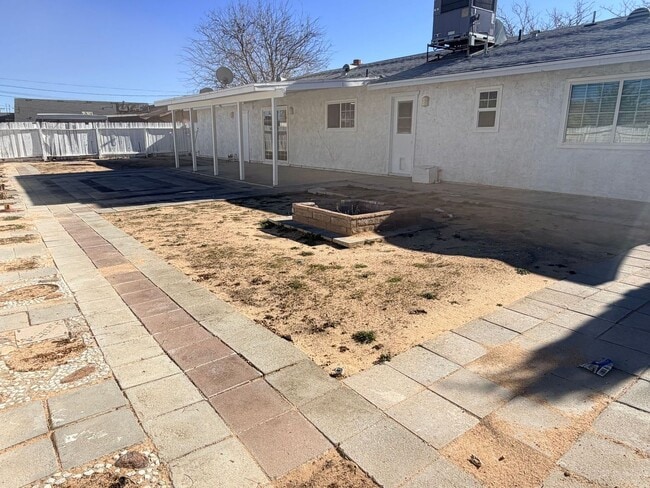 Building Photo - READY NOW! 3+2