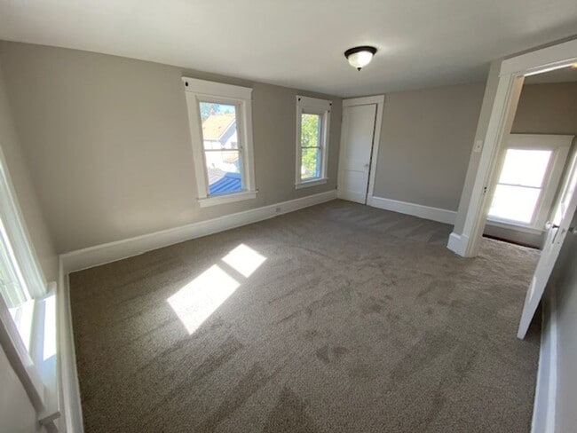 Building Photo - Charming 3BR with Main-Level Suite, Garage...