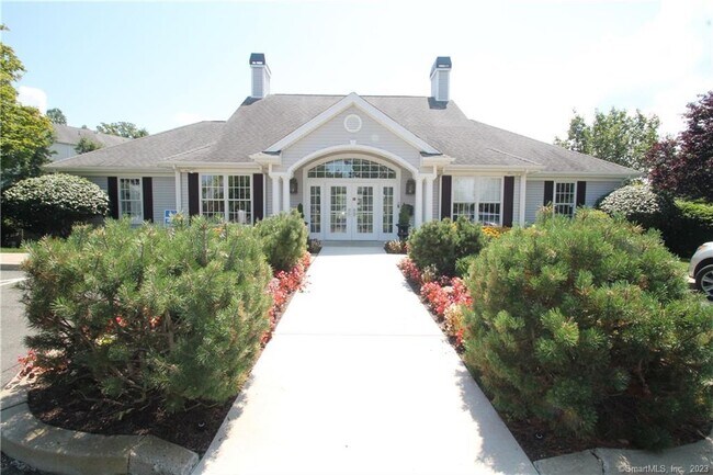 Building Photo - 1001 Cypress Dr