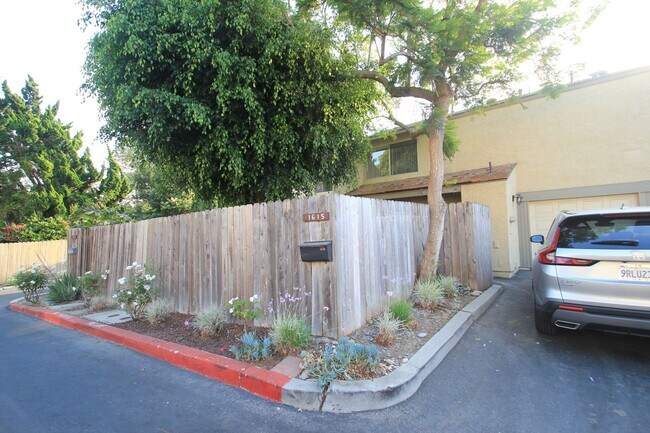 Building Photo - For Rent: Upgraded 3-Bedroom Condo in Todd...