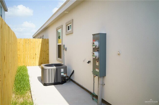 Building Photo - 1608 Canelo Dr