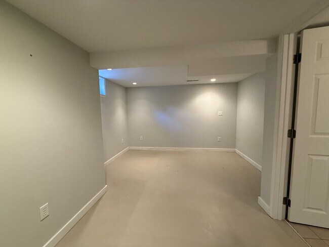 Building Photo - Now renting 3 bedroom House, visit our website at www.stillproperties.com