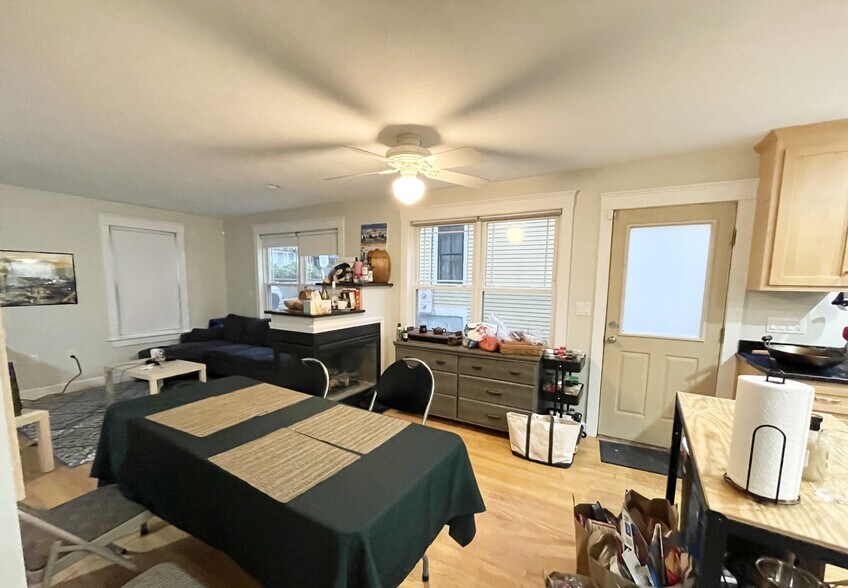 Building Photo - 27 Iroquois St