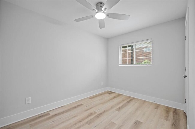 Building Photo - 1060 Oak St SW