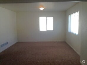 Building Photo - 3 BEDROOM, 2.5 BATHROOM, SADDLE RIDGE TWIN...