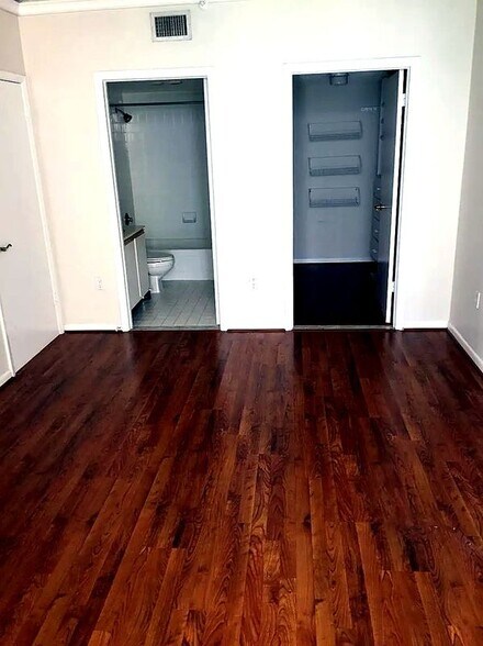 Building Photo - 540 Brickell Key Dr