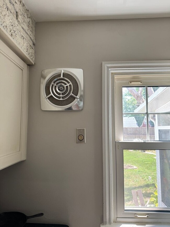 Building Photo - Adorable 3 Bedroom Home Near Lincoln Park!