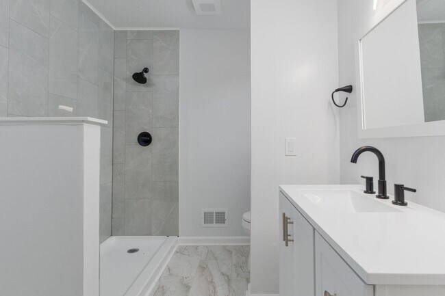 Building Photo - 400 Derby Ln