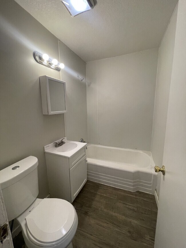 Building Photo - 2322 S Broadview St, Wichita, KS 67218-493...