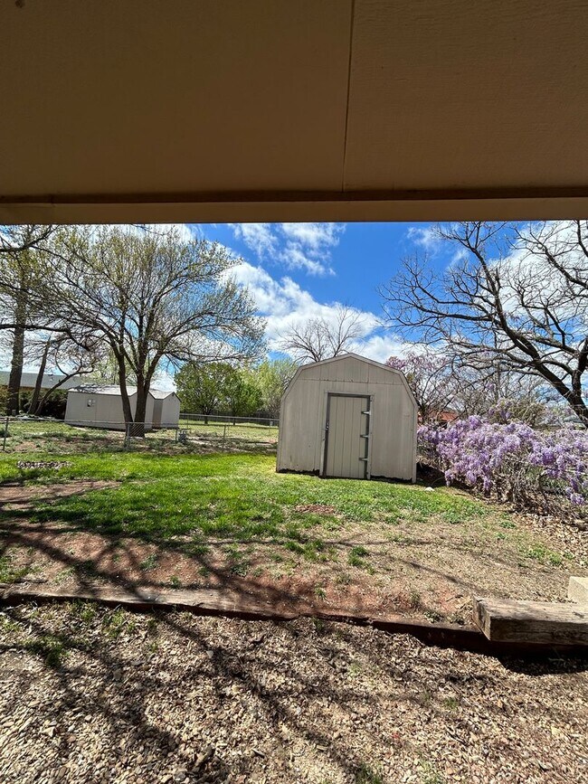 Building Photo - 3 bedroom, 1 3/4 baths NOW AVAILABLE in the Eisenhower School District!