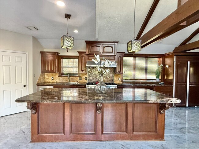 Building Photo - 2502 Lake Gardens Ct