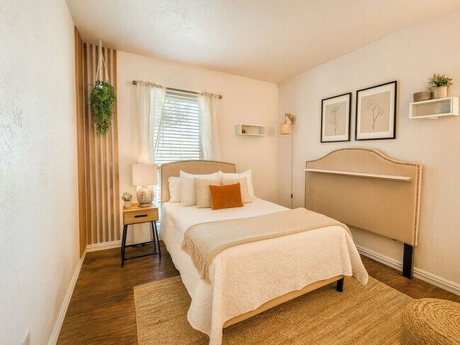 Building Photo - 4BR SFR • Fireplace • 2-Car Garage • Dallas 75249