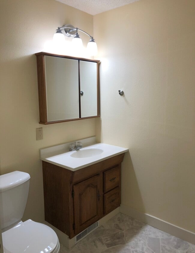 Building Photo - 1002 S 18th St