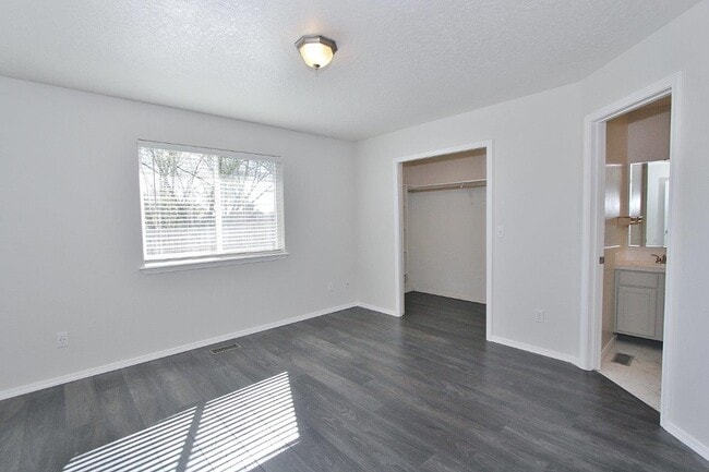 Building Photo - 725 E Wakely St