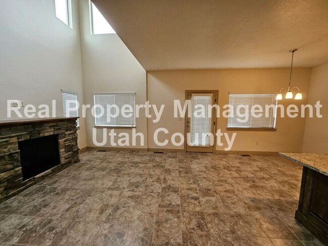 Building Photo - Orem Townhome Central to City Center