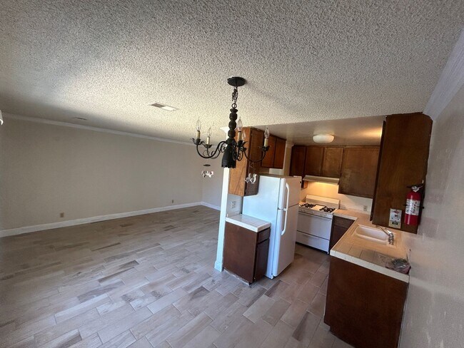 Building Photo - Spacious, open and updated 1 bedroom 1 bat...