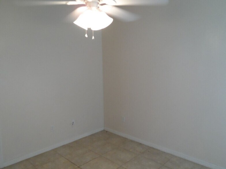 Building Photo - Coming Soon, 4/27 - Freshly Painted 2/2/1 Duplex