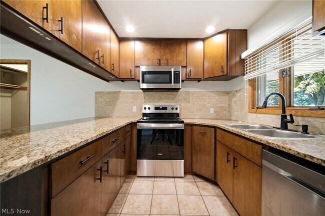 Building Photo - 1097 Oak Tree Rd