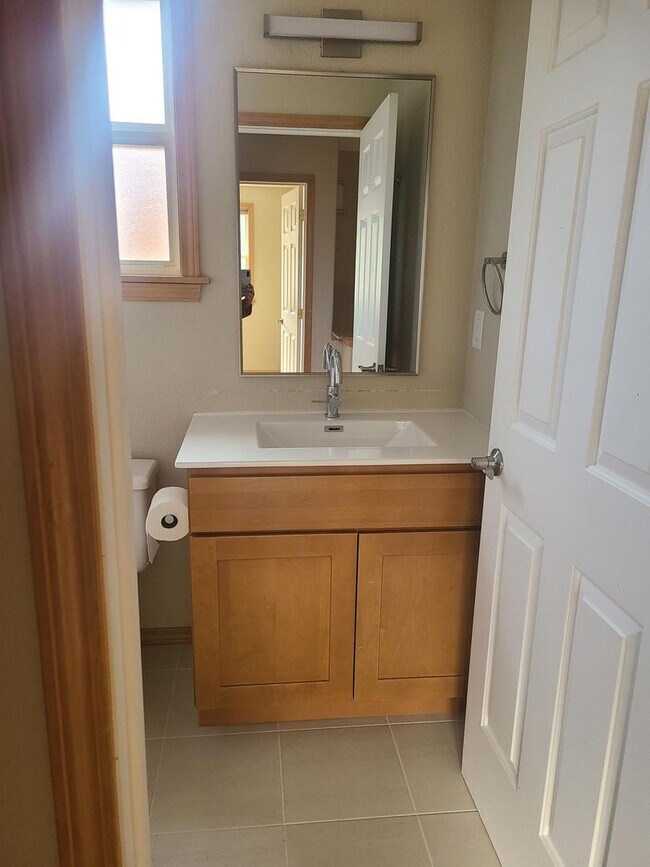 Building Photo - Spacious In-Town Home Near the High School