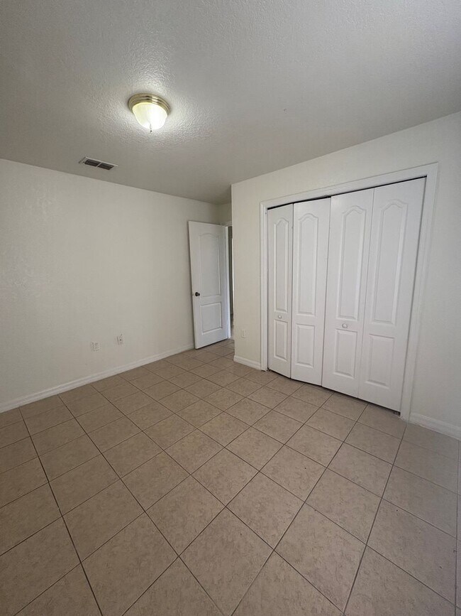 Building Photo - 756 Camel Ct