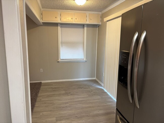 Building Photo - 4/2 on Washington St in Sherman!