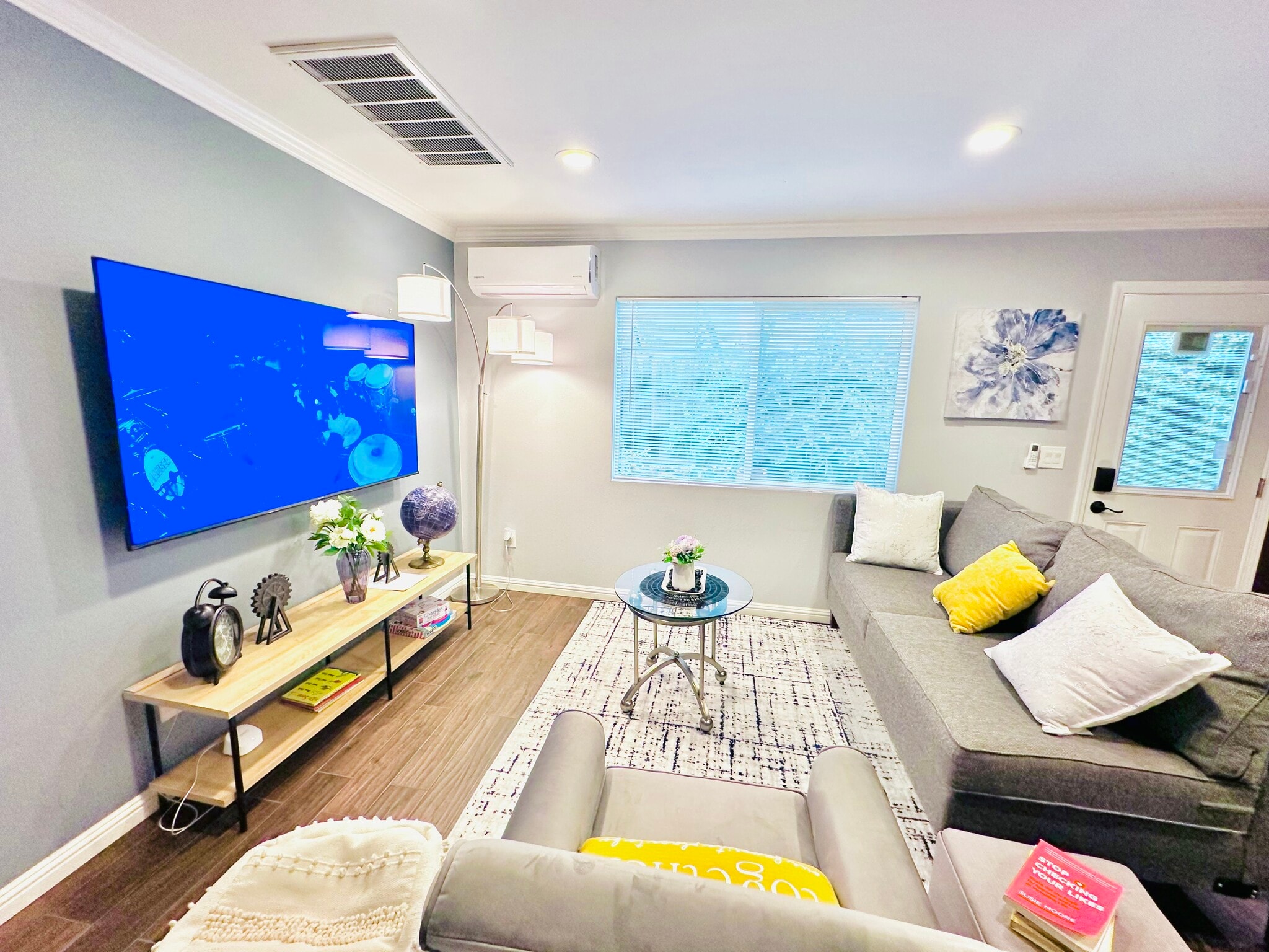 Building Photo - 2621 Wallace Ave