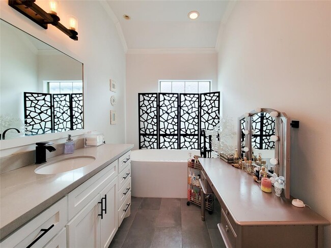 Building Photo - 1421 Bremond St