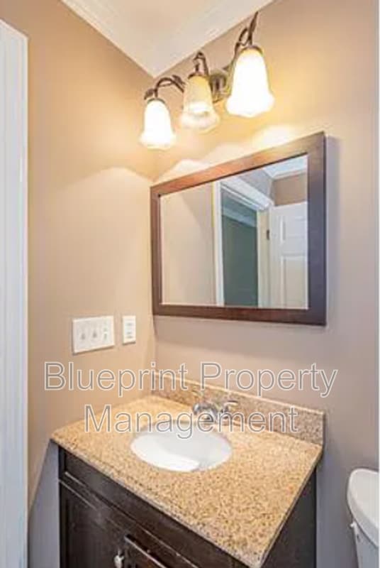 Building Photo - 616 Elm St SW