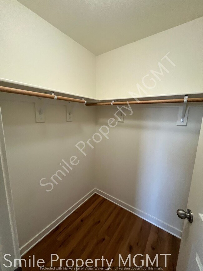 Building Photo - single house