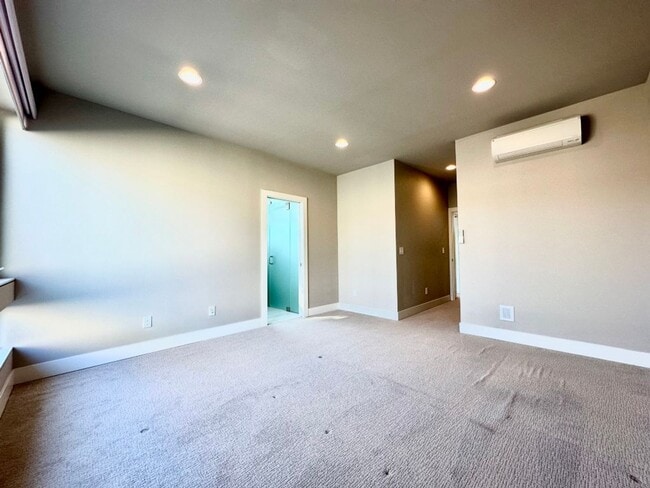 Building Photo - 2Bd/2.5Ba Kirkland Townhouse