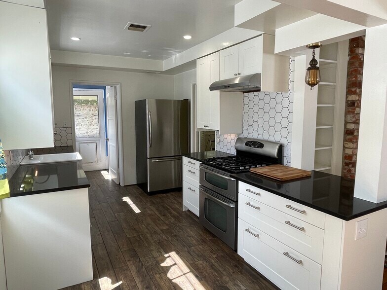 Building Photo - 6461 Gaviota Ave