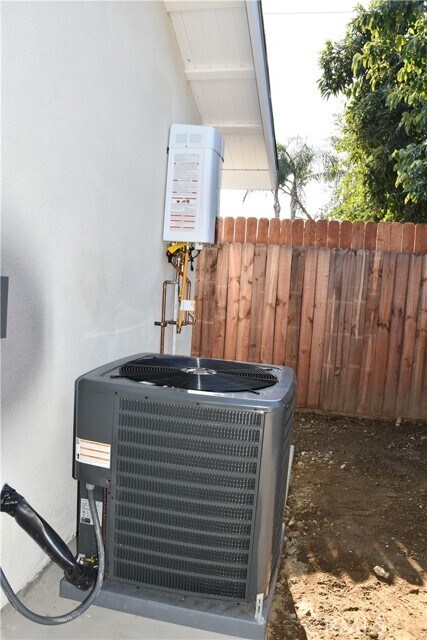 Building Photo - 917 W Flora St