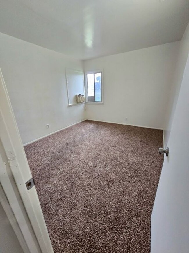 Building Photo - 3 Bedroom, 1 1/2 Bath Remodeled House for ...