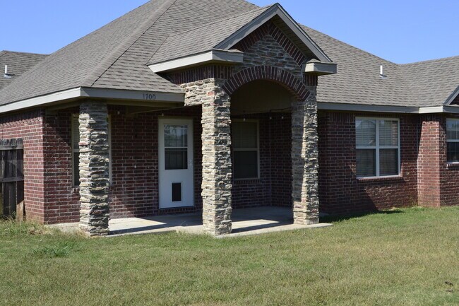 Building Photo - 1700 Been Rd