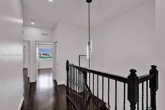 Building Photo - 2708 NE 30th Pl
