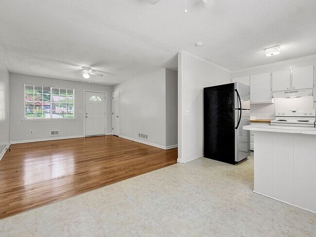 Building Photo - 2900 Holt Dr