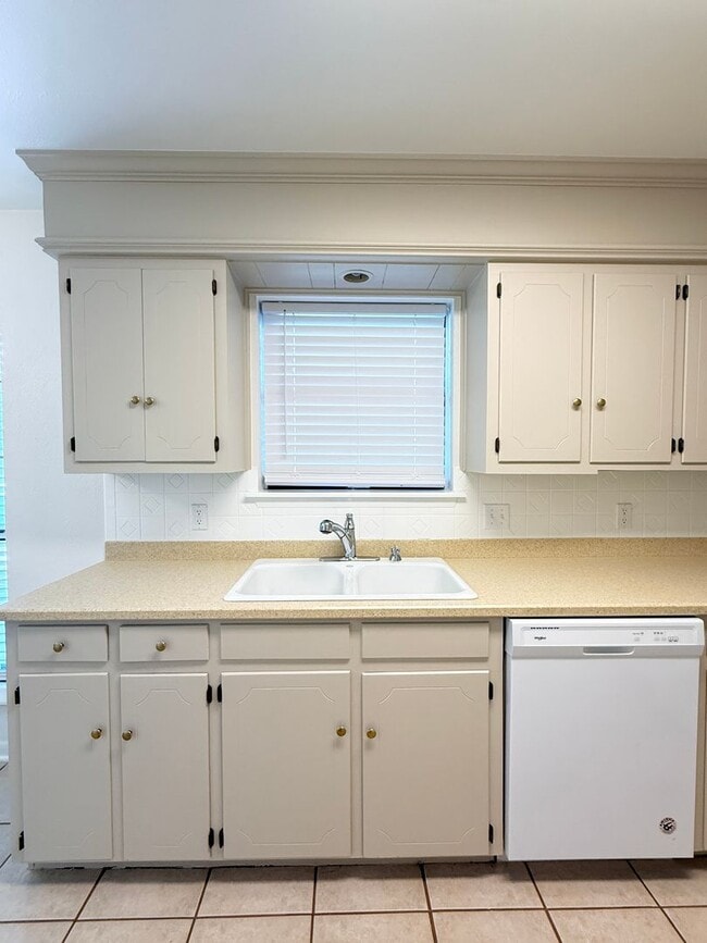 Building Photo - Beautiful 4 Bedroom 1.5 Bath - City View ISD
