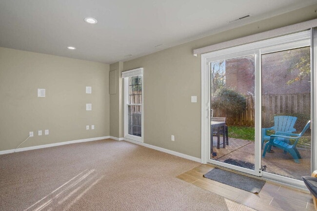 Building Photo - Charming Townhouse: Your New Home Awaits!