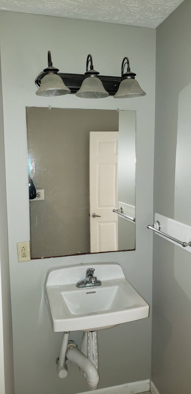 Front bathroom - 220 Phillips St