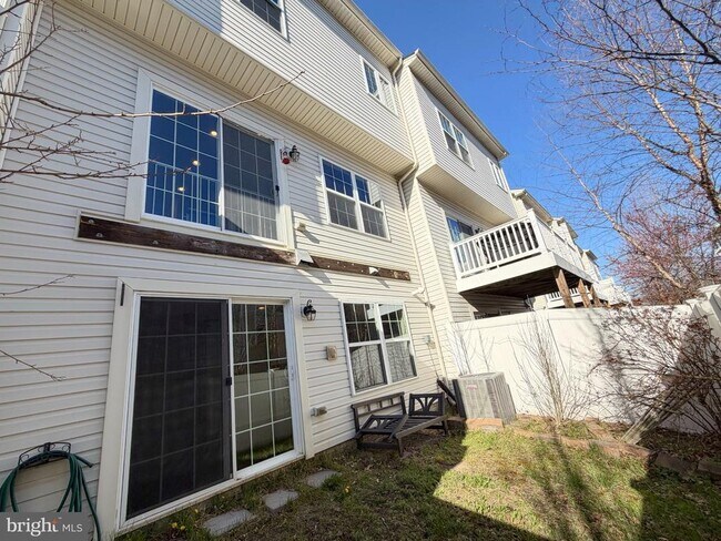 Building Photo - 1607 Sun High Terrace