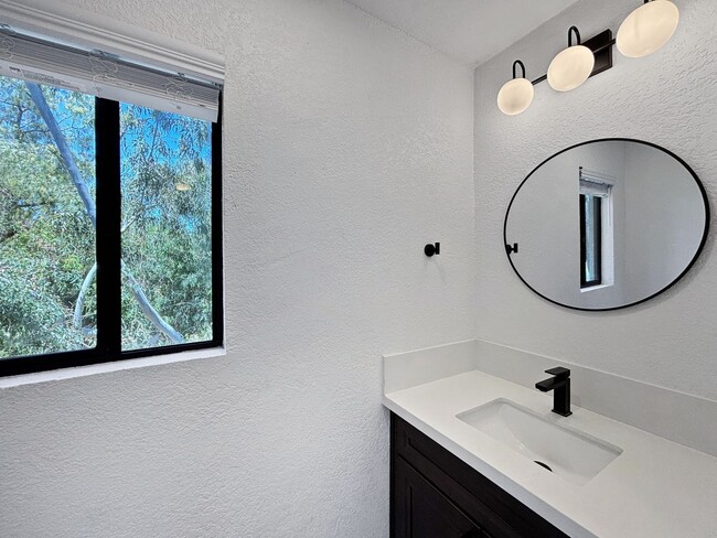 Building Photo - Charming & Spacious 2BD/2.5BA House in Nor...