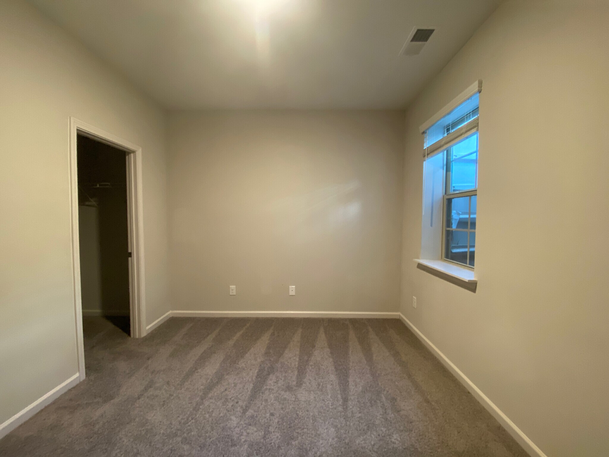 Building Photo - Room in Townhome on Ainslie Downs St