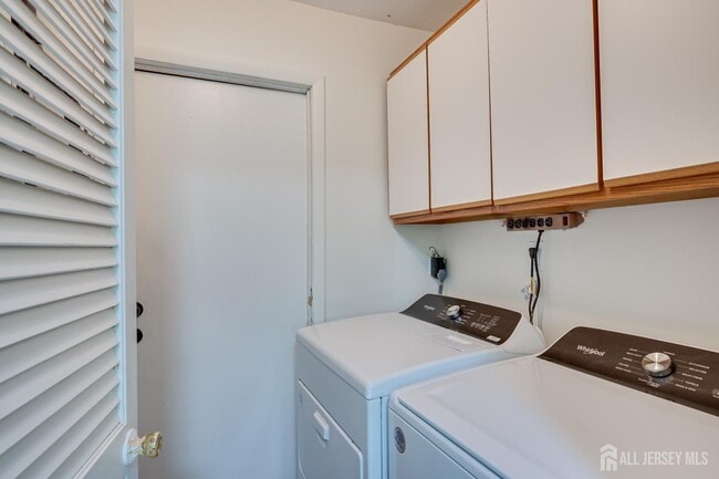 Building Photo - 6 Woodbury Rd