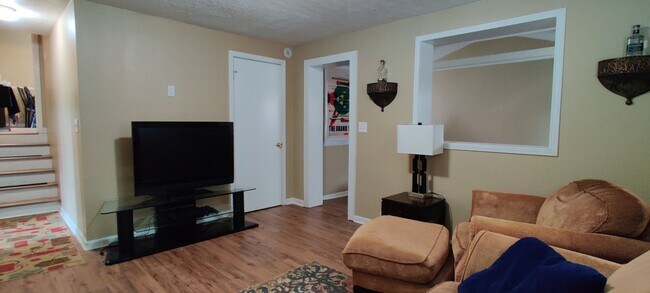 Building Photo - 4105 Laurelwood Ave