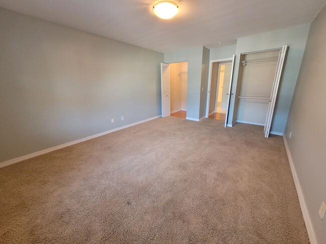 Building Photo - Beautiful 1 Bedroom Condo! All Utilities I...