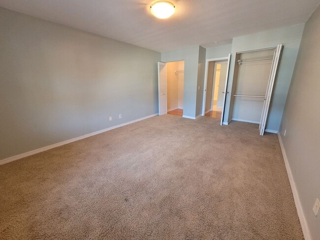 Building Photo - Prime Location 1BR with Luxe Finishes & Amenities - Available August 1st!