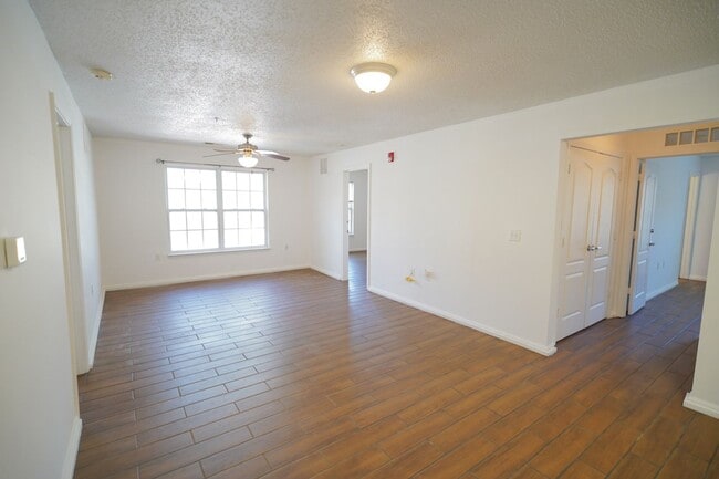 Building Photo - 3 Bed / 3 Bath Condo in Gated Community