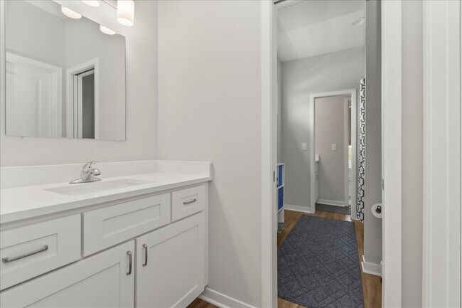 Building Photo - 1095 N Findley St