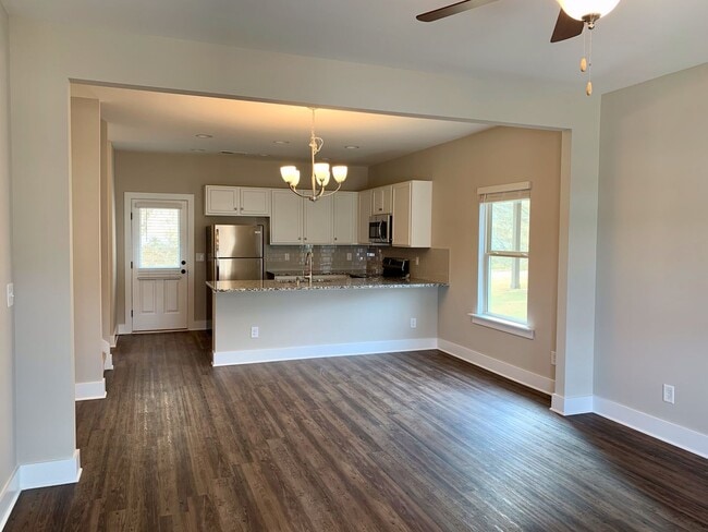 Building Photo - 3 bedroom home with garage and fenced backyard!