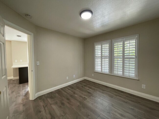 Building Photo - Amazing Location, Central Heat and Air, Washer & Dryer, Must See!